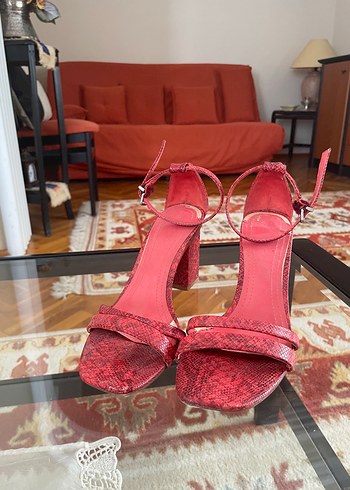 Bershka Kırmızı Parlak Yılan Desenli Topuklu Sandalet