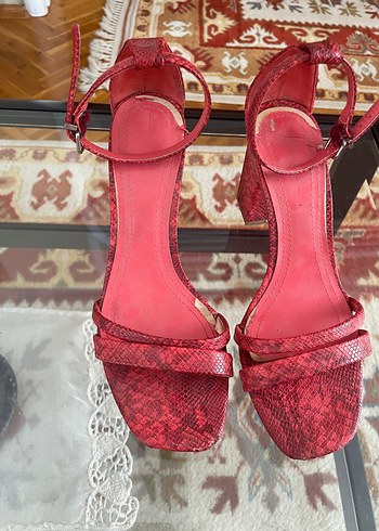 Bershka Bershka Kırmızı Parlak Yılan Desenli Topuklu Sandalet