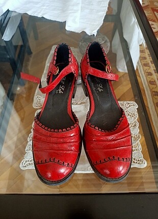 Kırmızı sandalet ayakkabı