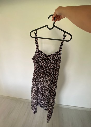 Askılı yırtmaçlı çiçekli elbise
