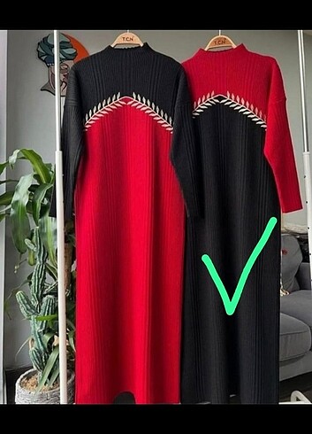 Üst kırmızı alt siyah triko elbise