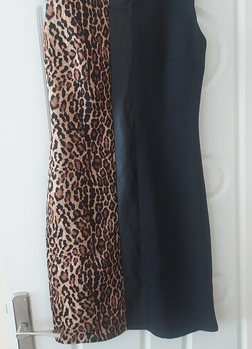Siyah leopar detaylı kalem elbise