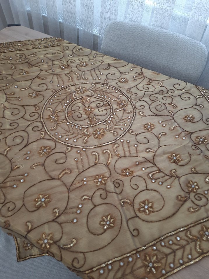 Kahverengi Nakışlı Masa Örtüsü - Görsel 2