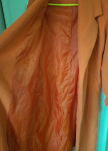 Uzun Kırmızı Düğmeli Kaban - Görsel 3