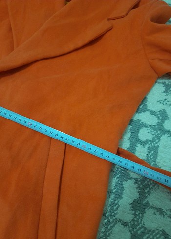 Uzun Kırmızı Düğmeli Kaban - Görsel 7