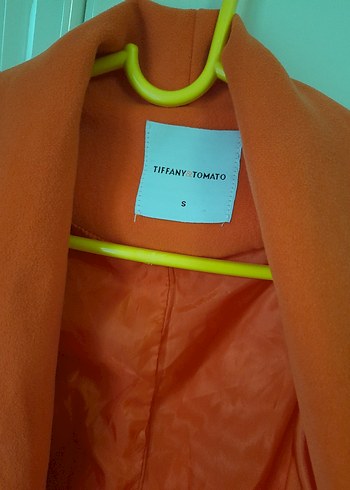 Uzun Kırmızı Düğmeli Kaban - Görsel 2