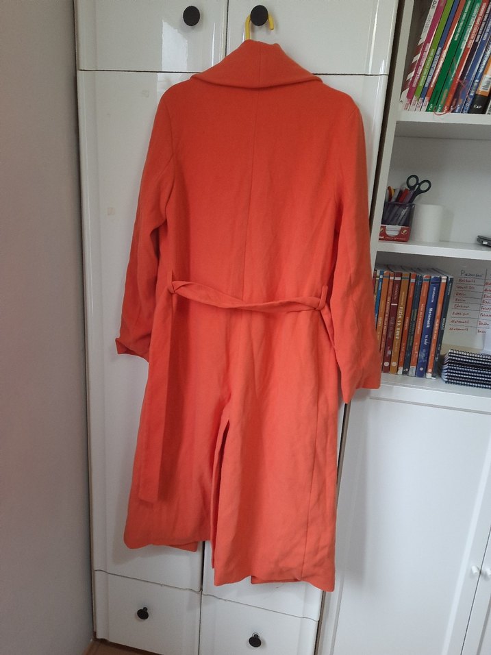 Uzun Kırmızı Düğmeli Kaban - Görsel 4