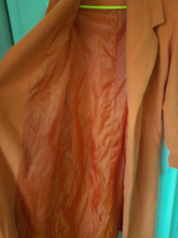 Uzun Kırmızı Düğmeli Kaban - Görsel 3