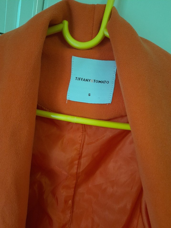 Uzun Kırmızı Düğmeli Kaban - Görsel 2