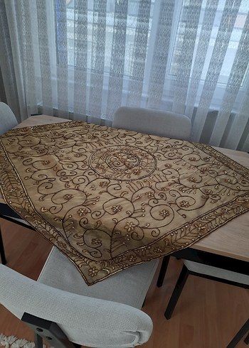 Kahverengi Nakışlı Masa Örtüsü