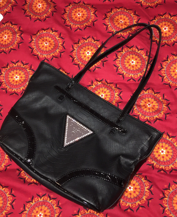 Guess canta