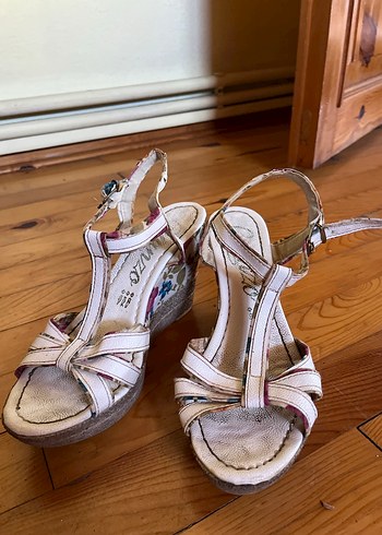 Çiçek Desenli Beyaz Dolgu Topuklu Kadın Sandalet - Görsel 2