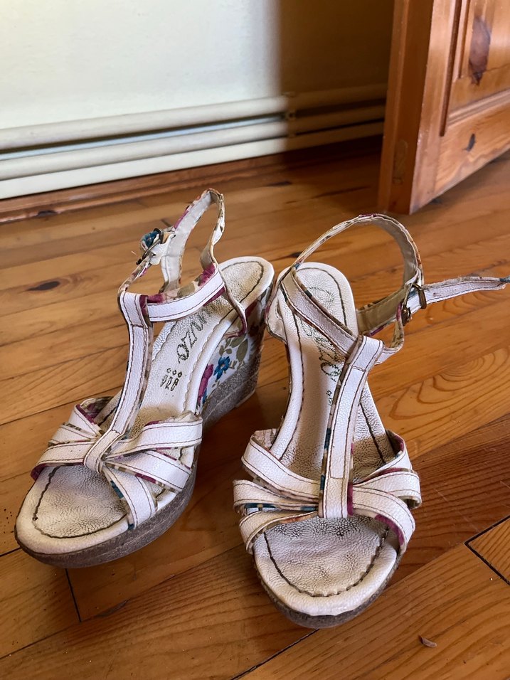 Çiçek Desenli Beyaz Dolgu Topuklu Kadın Sandalet - Görsel 2