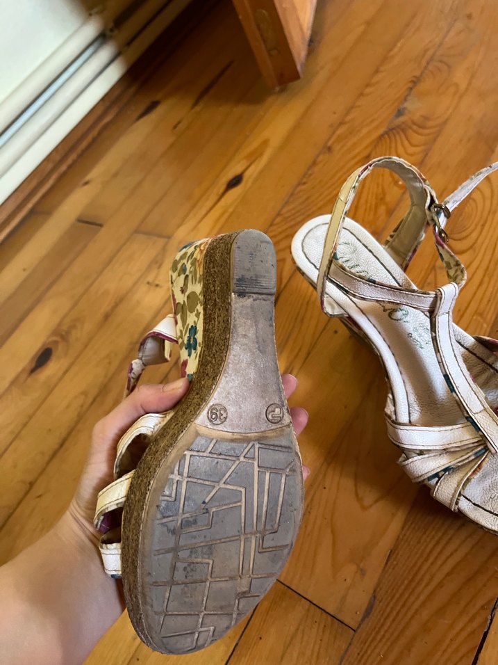 Çiçek Desenli Beyaz Dolgu Topuklu Kadın Sandalet - Görsel 3