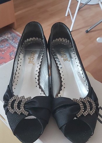 Siyah Tokalı Az Topuklu Kadın Ayakkabı