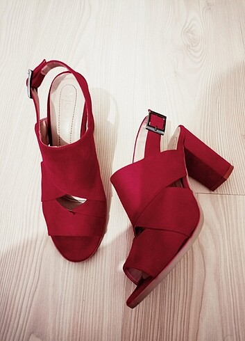 Kırmızı Topuklu Nubuk Görünümlü Sandalet