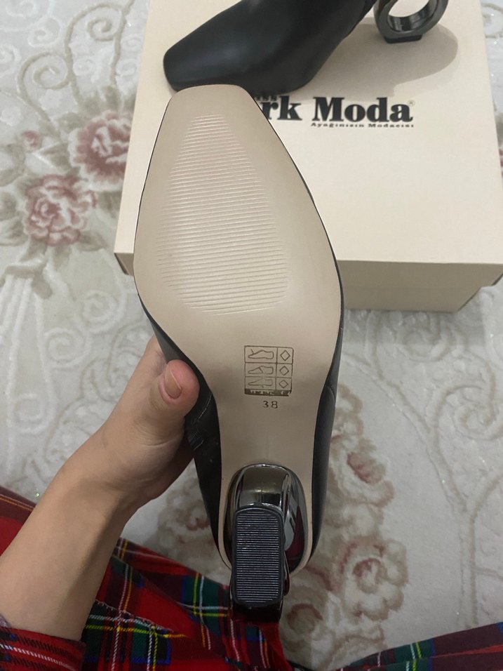 Siyah Deri Topuklu Kadın Bot - Görsel 4