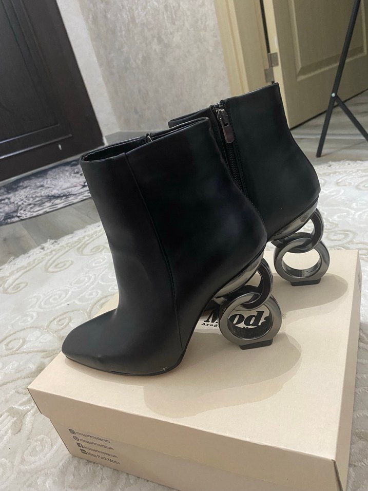 Siyah Deri Topuklu Kadın Bot - Görsel 2