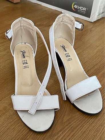 Beyaz topuklu ayakkabı