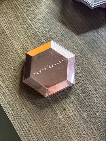 Fenty Beauty Rose Rave Highlighter Aydınlatıcı