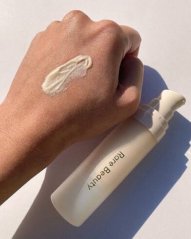 Rare Beauty Aydınlatıcı Baz Primer - Görsel 4