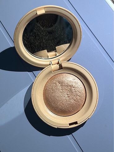 Rare Beauty Mesmerize Aydınlatıcı Highlighter
