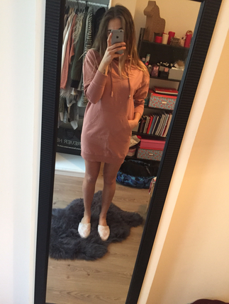 Pembe elbise