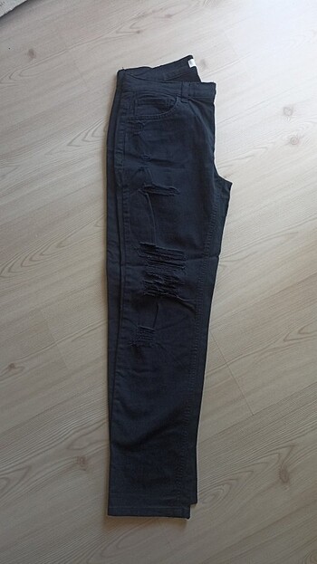 Siyah yırtıklı pantolon 