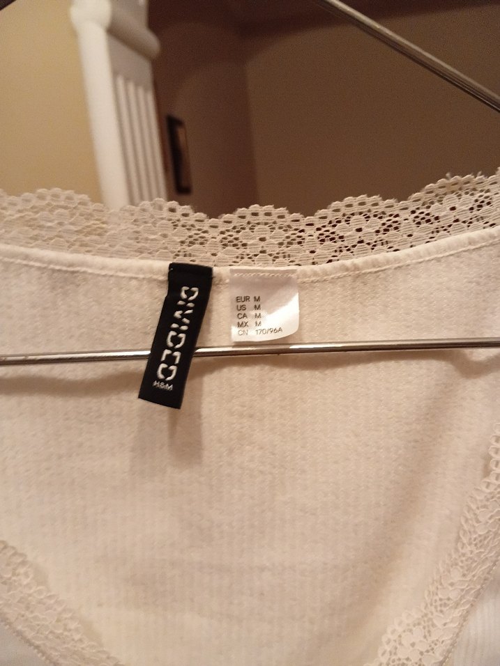 Dantel Detaylı Beyaz V Yaka Crop üst - Görsel 3