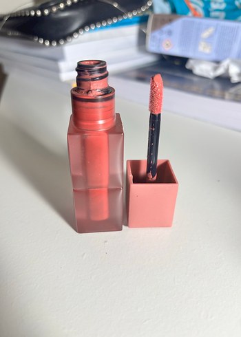 Beden Maybelline Supersat Redobi Tint