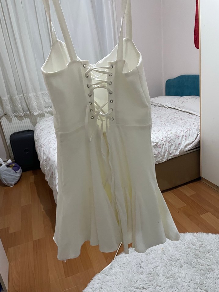 Beyaz İnce Askılı Kısa Elbise - Görsel 3