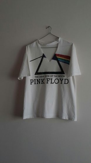 Pink Floyd yakası yırtıklı tişört 
