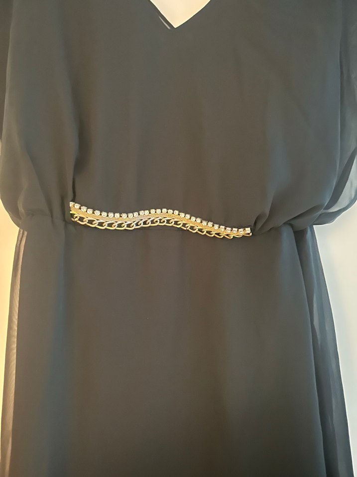 Kemer Detaylı Siyah Midi V Yaka Elbise - Görsel 2