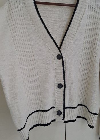 V Yaka Krem Kenarlı Beyaz Örgü Hırka - Görsel 5