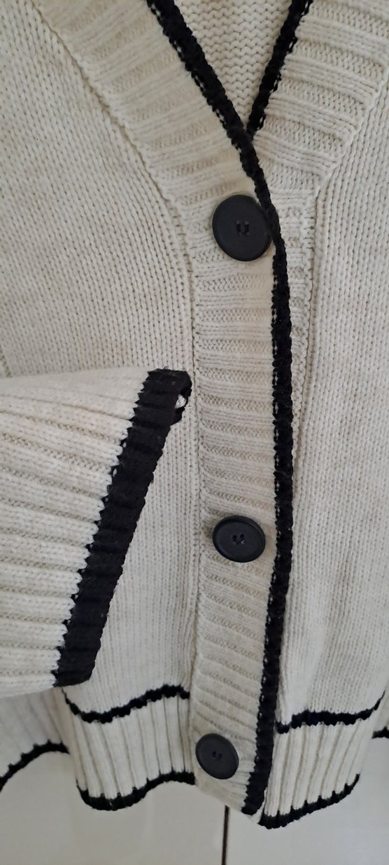 V Yaka Krem Kenarlı Beyaz Örgü Hırka - Görsel 4
