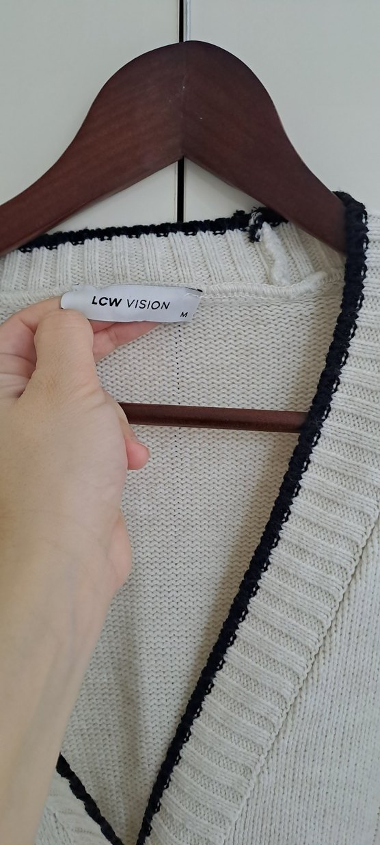 V Yaka Krem Kenarlı Beyaz Örgü Hırka - Görsel 3