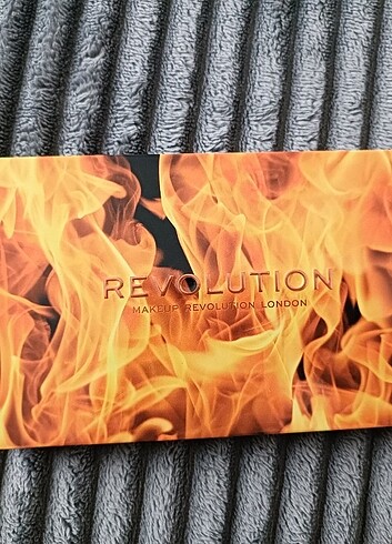 REVOLUTİON FOREVER FLAWLESS FIRE FAR PALETİ 