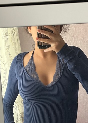 urban outfitters dantel detaylı v yaka bluz