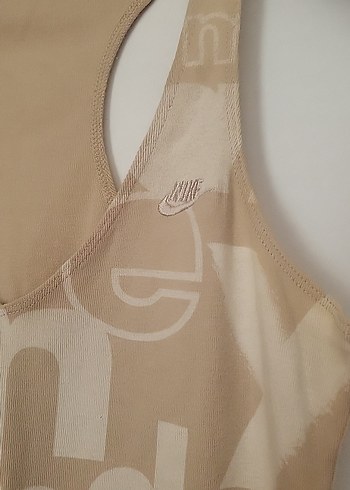 Nike Bej Baskılı V Yakalı Kadın Atlet
