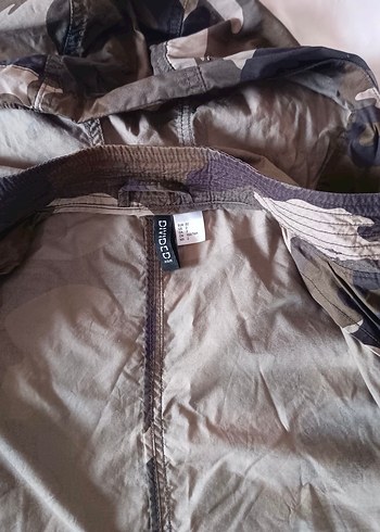 Düğmeli Kamuflaj Desenli Uzun Kadın Yağmurluk - Görsel 4