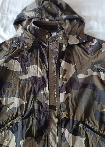 Düğmeli Kamuflaj Desenli Uzun Kadın Yağmurluk - Görsel 3