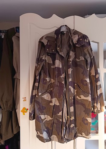 Düğmeli Kamuflaj Desenli Uzun Kadın Yağmurluk - Görsel 5