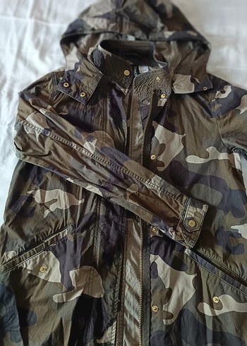 Düğmeli Kamuflaj Desenli Uzun Kadın Yağmurluk - Görsel 2