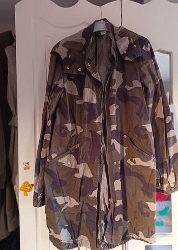 Düğmeli Kamuflaj Desenli Uzun Kadın Yağmurluk - Görsel 6