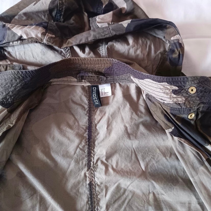 Düğmeli Kamuflaj Desenli Uzun Kadın Yağmurluk - Görsel 4