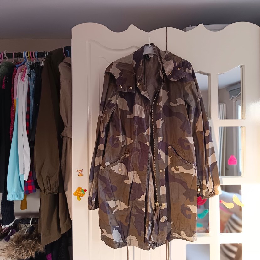 Düğmeli Kamuflaj Desenli Uzun Kadın Yağmurluk - Görsel 5