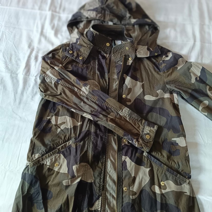 Düğmeli Kamuflaj Desenli Uzun Kadın Yağmurluk - Görsel 2