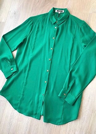 Yeşil gömlek gri hırka