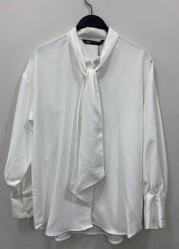 Zara Fular ve kumaş düğme detaylı gömlek 