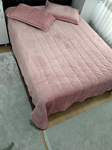 Pudra pembe kadife yatak örtüsü
